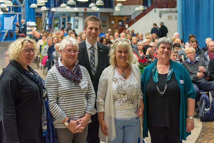 (Foto v.links: Christine Sendes, ZWAR Zentrale NRW; Brunhilde Weber, ZWAR-Netzwerk Hilden; Silke Dietz, AWO-Leiterin; Diakonin Doris Treiber, Ev. Kirchengemeinde Hochdahl; Christoph Schultz, Bürgermeister Erkrath)