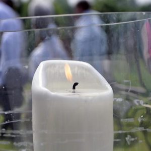 Kerze im Windglas beim Open-Air-Gottesdienst