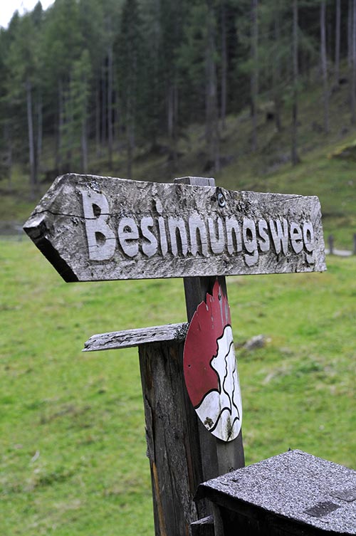 Wegweiser "Besinnungsweg" nahe der Issenanger-Alm im Pinnistal in Tirol - Foto: Nahler