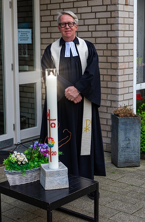 Pfarrer Lutz Martini vor dem Gemeindehaus Sandheide