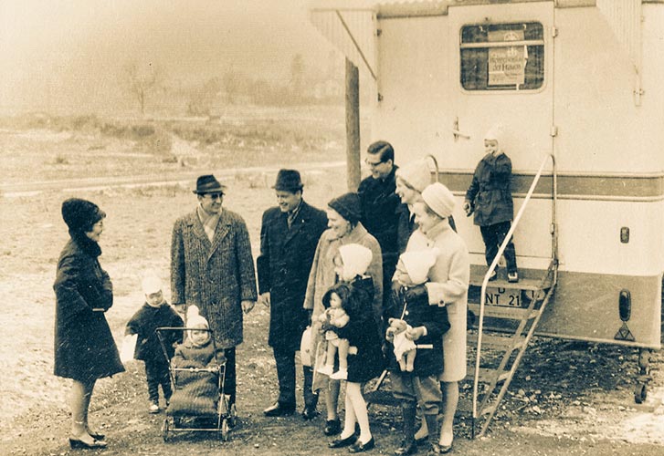 Junge Familien vor der Autokirche (1969)