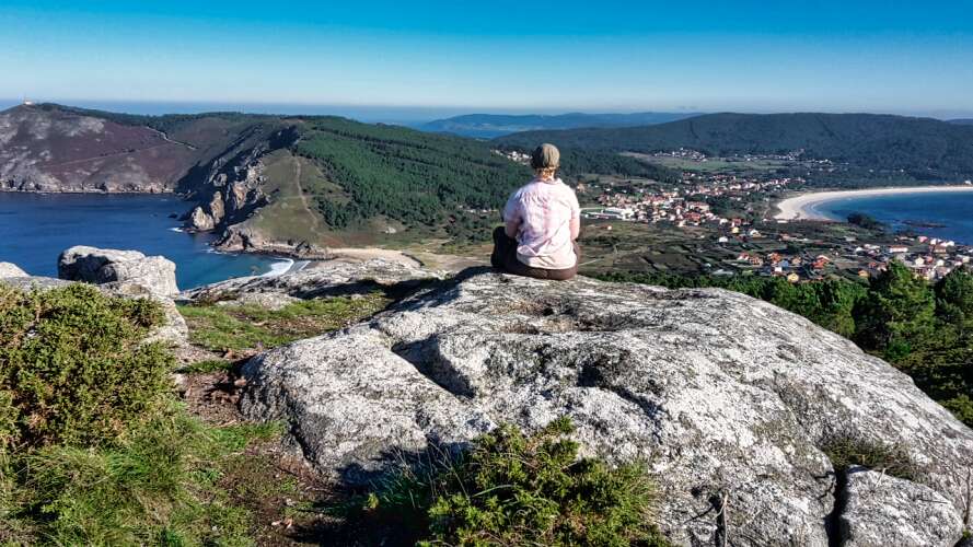 Sophia blickt auf die Ortschaft Fisterra. Die Landzunge im Hintergrund wird auch das »Ende der Welt« genannt und ist der westlichste Punkt Spaniens.