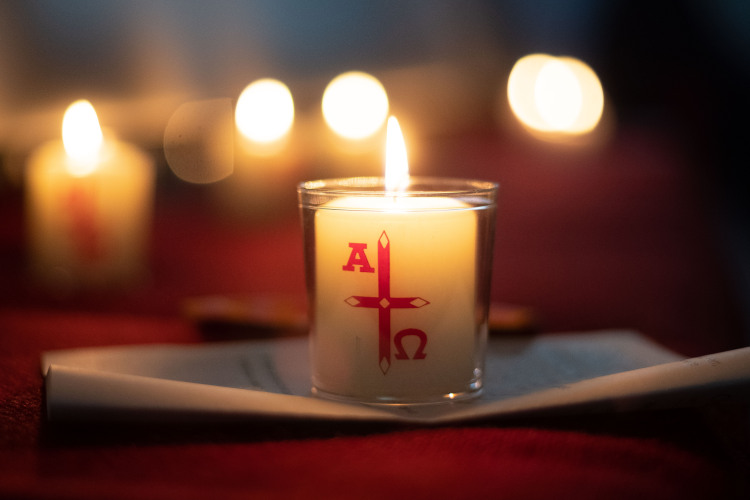 Osternachtsgottesdienst Kirchditmold 2019 Kassel Einzündete Osterkerzen - In der Osternacht