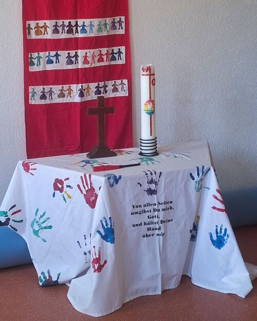 Kindergottesdienst Altar des Kindergottesdienstes mit selbstgestaltetem Altartur auf dem Handdrücke der Kinder sind.