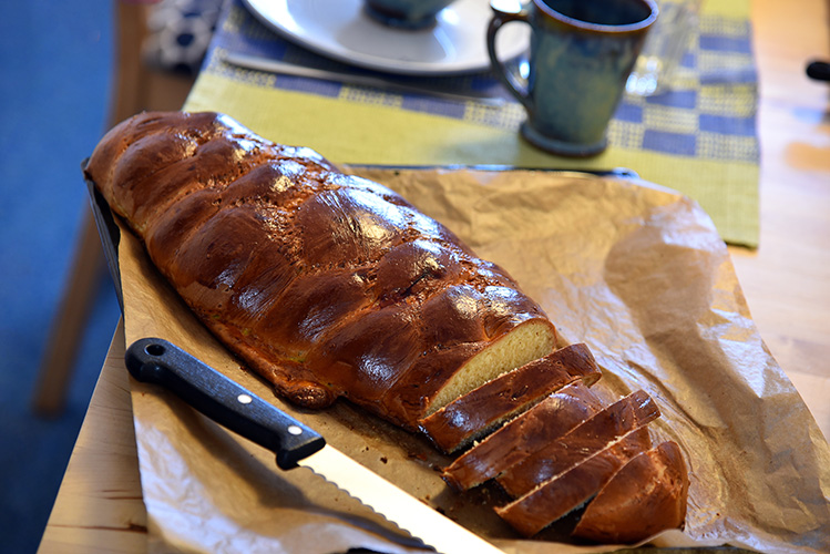 Frisch gebackenes Osterbrot auf dem Tisch