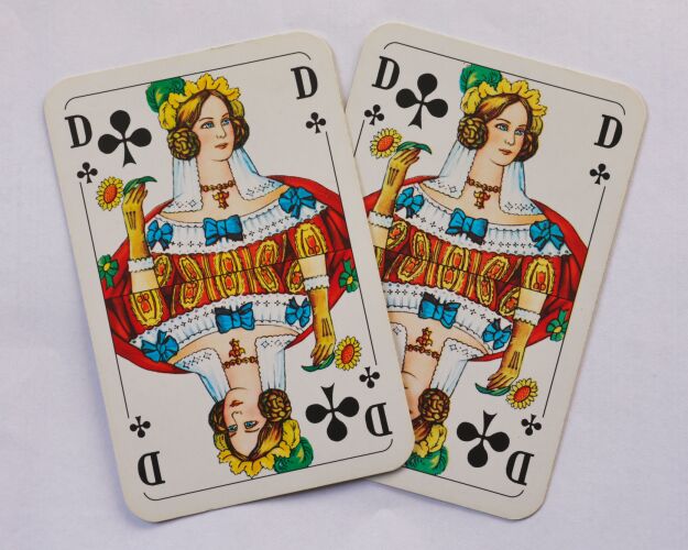 Doppelkopfkarten auf einem Tisch