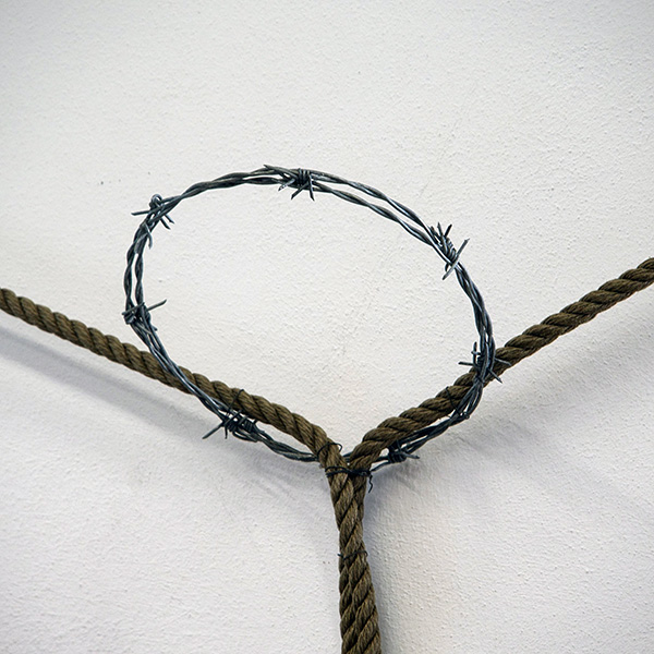 Minimalistisches Kreuzigungskunstwerk von Jan Masa im Foyer des Hauses der Kirchen – geometrische Strenge, schlichte Materialien